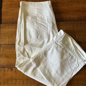 Excellent shape, white Capri’s by Lee size 4